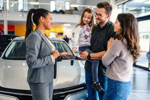 Used vehicles Family-buying-a-car