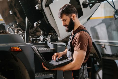 How Fleet Managers Can Improve Vehicle Maintenance and Efficiency